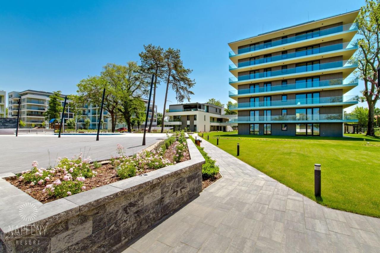 Bonnie-Premium Lelle Waterfront Private Apartment Балатонлелле Экстерьер фото
